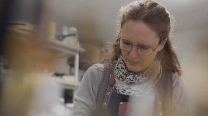 Rose Desmaisons émaille la lave des Volcans d'Auvergne dans son atelier à Antignac