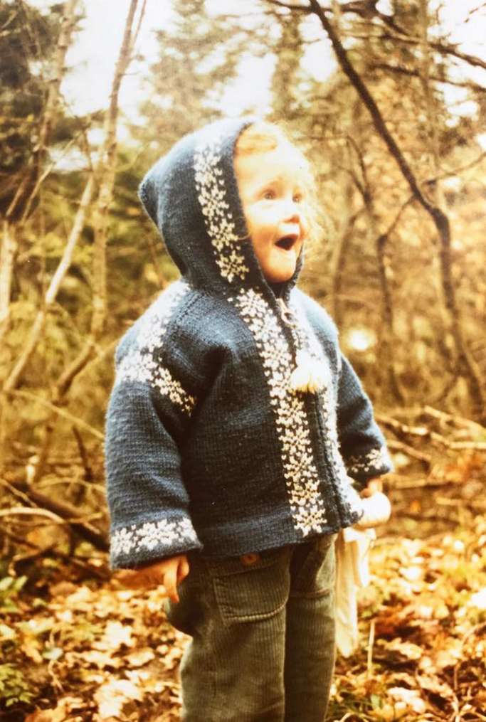 Petite Rose s'émerveille devant la nature.